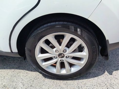 Used 2017 Kia Soul + FWD image 21