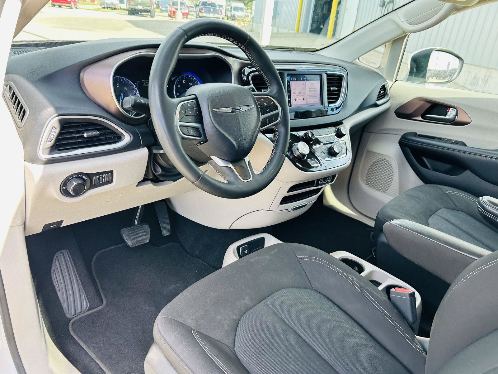 Used 2023 Chrysler Voyager LX FWD image 11