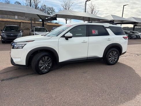 Certified 2024 Nissan Pathfinder SV image 4