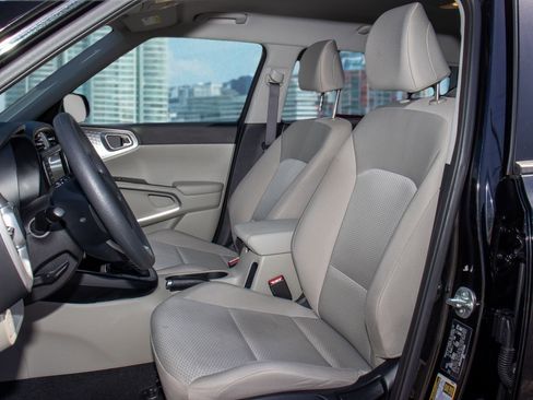 Used 2023 Kia Soul LX image 15