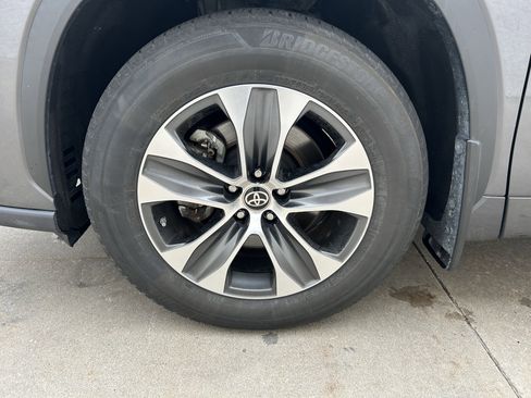 Used 2023 Toyota Highlander XLE AWD/4WD image 12