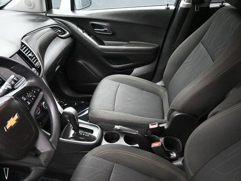 Used 2020 Chevrolet Trax LT FWD image 18