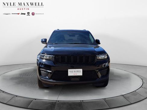 New 2025 Jeep Grand Cherokee Altitude image 18