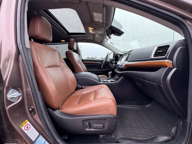 Used 2017 Toyota Highlander Limited AWD/4WD image 12
