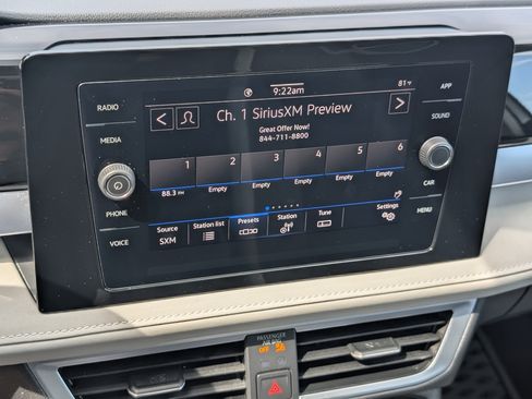 Used 2025 Volkswagen Taos SE w/ Panoramic Sunroof Package FWD image 29
