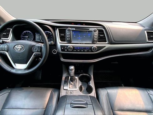 Used 2018 Toyota Highlander XLE AWD/4WD image 16