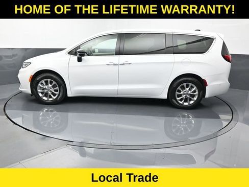 Used 2024 Chrysler Pacifica Touring-L image 4