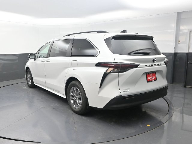 Used 2026 Toyota Sienna XLE FWD image 6