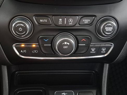 Used 2019 Jeep Cherokee Latitude w/ Cold Weather Group FWD image 20