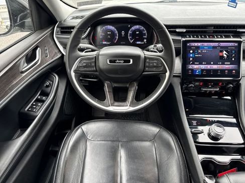Used 2023 Jeep Grand Cherokee Limited w/ Black Appearance Package AWD/4WD image 19