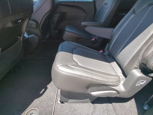 New 2027 Chrysler Pacifica Select w/ Family Tech Group FWD image 27