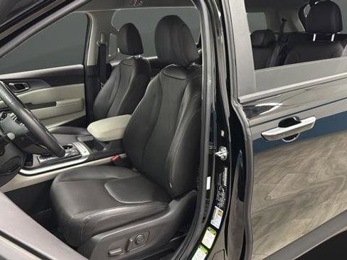 Used 2024 Kia Carnival LX image 9