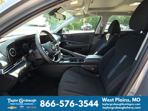 Used 2025 Hyundai Elantra SEL FWD image 15