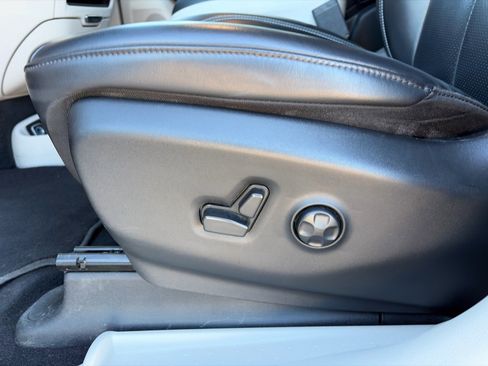 Used 2023 Chrysler Pacifica Touring-L image 20