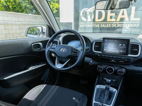 Used 2025 Hyundai Venue SEL FWD image 29