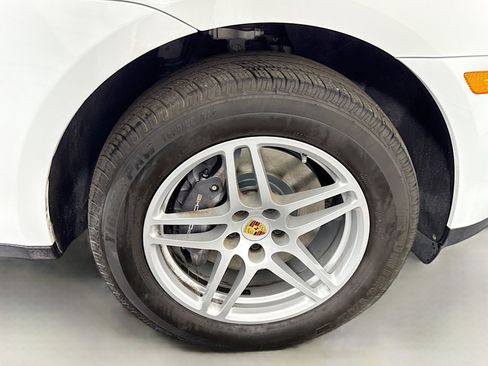 Used 2021 Porsche Macan image 32