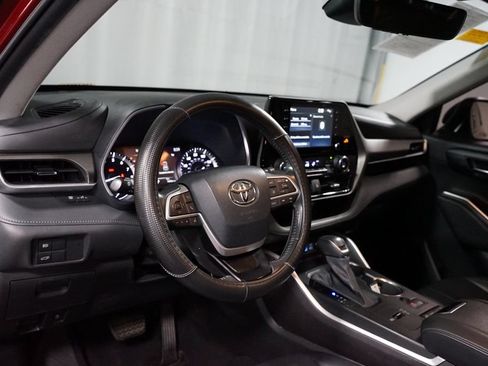 Used 2022 Toyota Highlander XLE FWD image 7