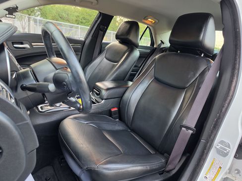 Used 2017 Chrysler 300 Limited RWD image 23