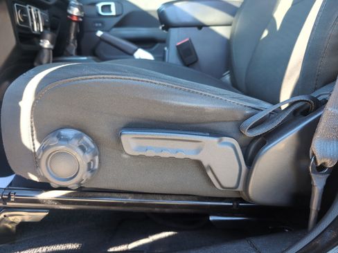 Used 2018 Jeep Wrangler Unlimited Sahara image 17