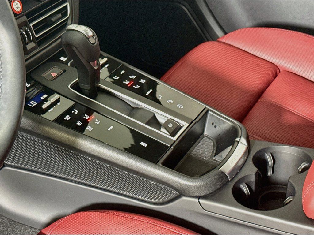 Certified 2026 Porsche Macan AWD/4WD image 16