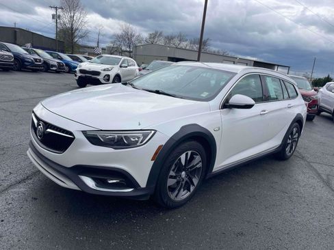 Used 2018 Buick Regal Essence w/ Sights and Sounds Package image 2