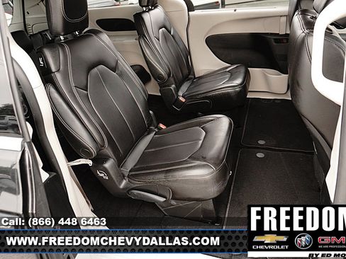 Used 2023 Chrysler Pacifica Touring-L FWD image 13