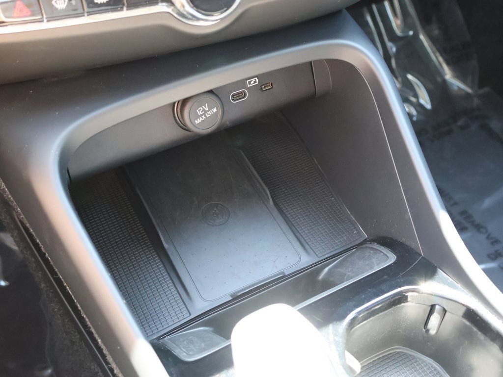 Used 2025 Volvo XC40 B5 Plus AWD/4WD image 38