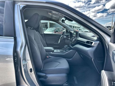 Used 2023 Toyota Highlander LE image 27