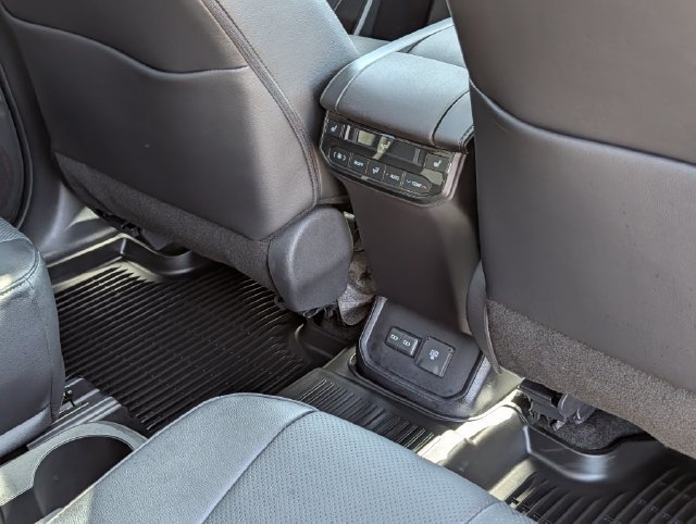 Used 2025 Toyota Highlander Platinum AWD/4WD image 33