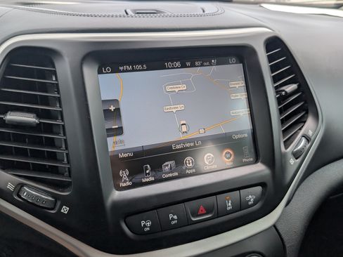 Used 2017 Jeep Cherokee Overland w/ Technology Group AWD/4WD image 17