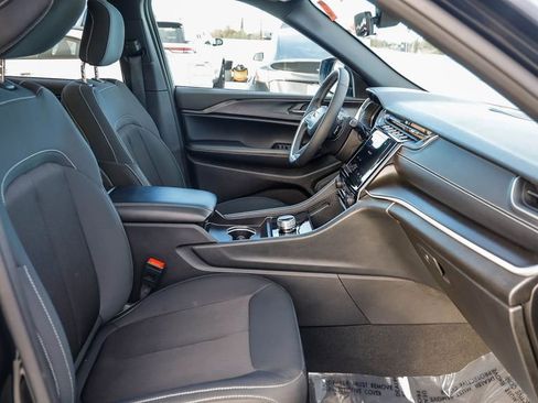 Used 2025 Jeep Grand Cherokee Laredo X image 18