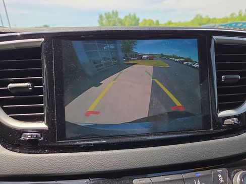 Used 2024 Chrysler Pacifica Touring-L FWD image 38