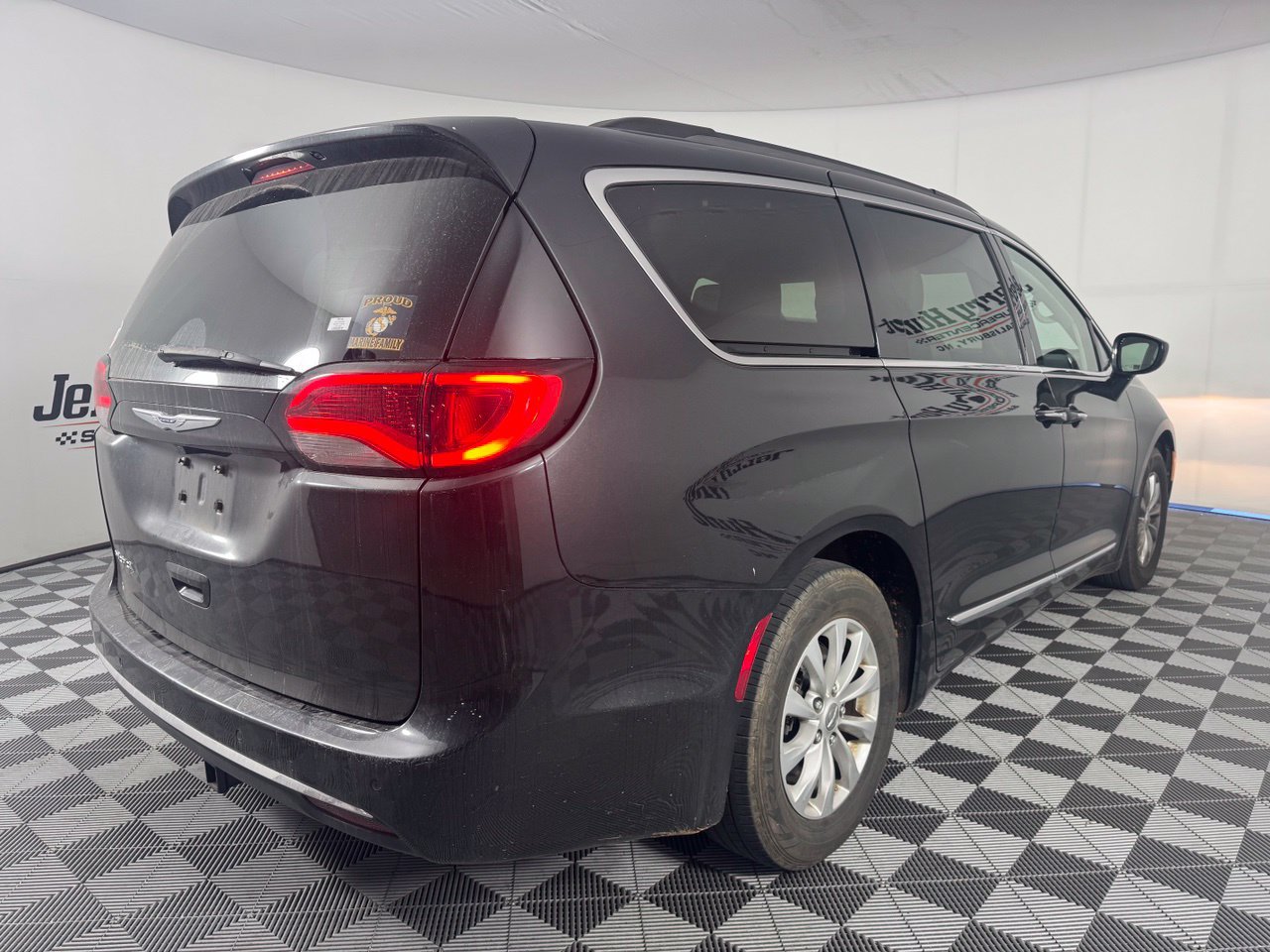 Used 2017 Chrysler Pacifica Touring-L FWD image 7
