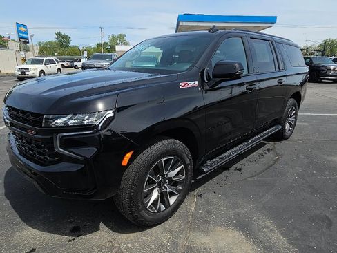 Used 2023 Chevrolet Suburban Z71 w/ Luxury Package AWD/4WD image 3