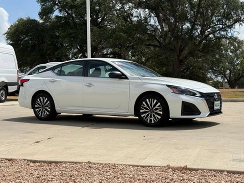 Used 2025 Nissan Altima 2.5 SV FWD image 6