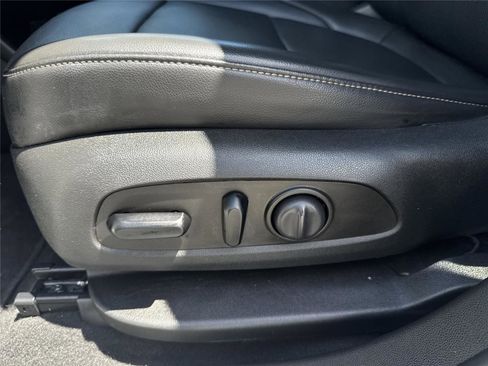 Used 2023 GMC Acadia SLT image 12