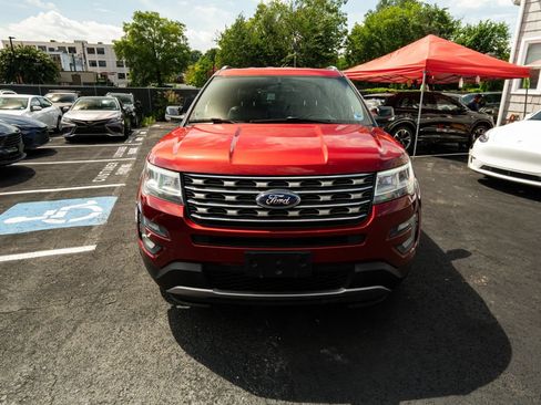 Used 2017 Ford Explorer XLT w/ Equipment Group 202A AWD/4WD image 9
