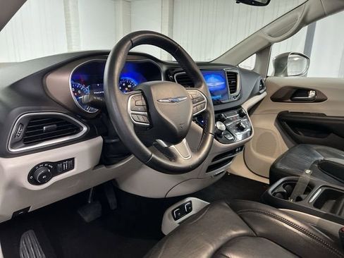 Used 2017 Chrysler Pacifica Touring-L w/ Tire & Wheel Group image 10