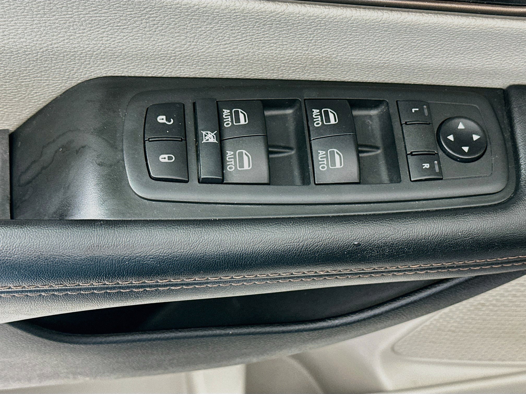 Used 2018 Chrysler Pacifica Touring-L Plus FWD image 18