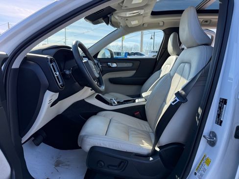 Used 2023 Volvo XC40 B5 Plus image 14
