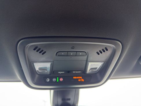 Used 2023 Chevrolet Traverse LT image 24