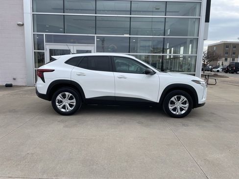Used 2024 Chevrolet Trax LS w/ Driver Confidence Package FWD image 4