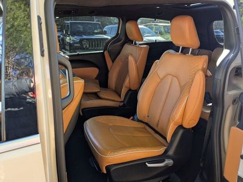 Certified 2021 Chrysler Pacifica Pinnacle FWD image 23