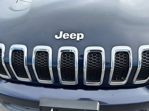 Used 2015 Jeep Cherokee Sport FWD image 9