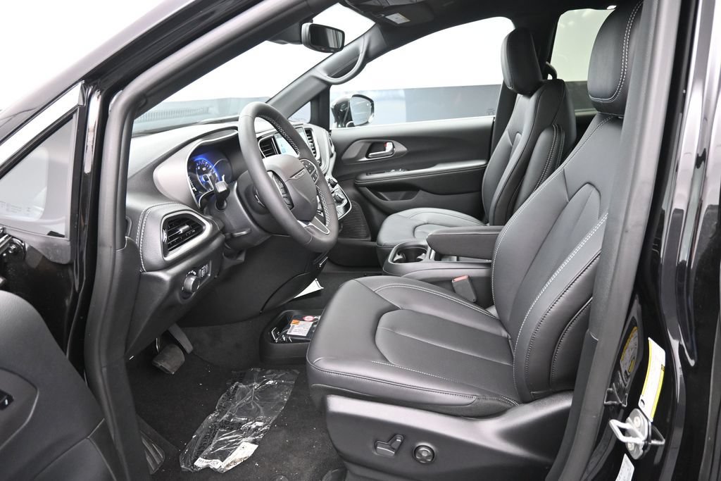 New 2027 Chrysler Pacifica Select w/ Family Tech Group FWD image 10