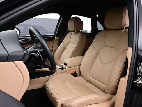 Certified 2025 Porsche Macan AWD/4WD image 5