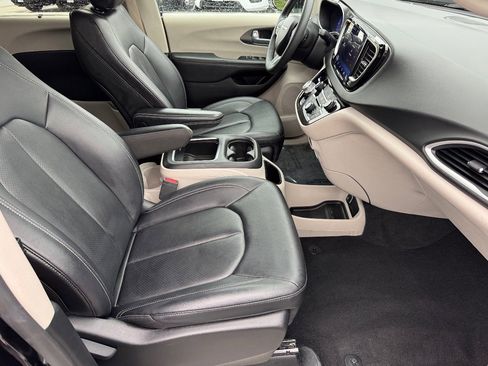 Used 2024 Chrysler Pacifica Touring-L image 16