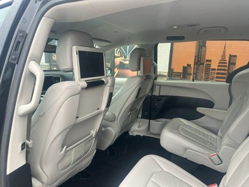 Used 2018 Chrysler Pacifica Touring-L Plus FWD image 12