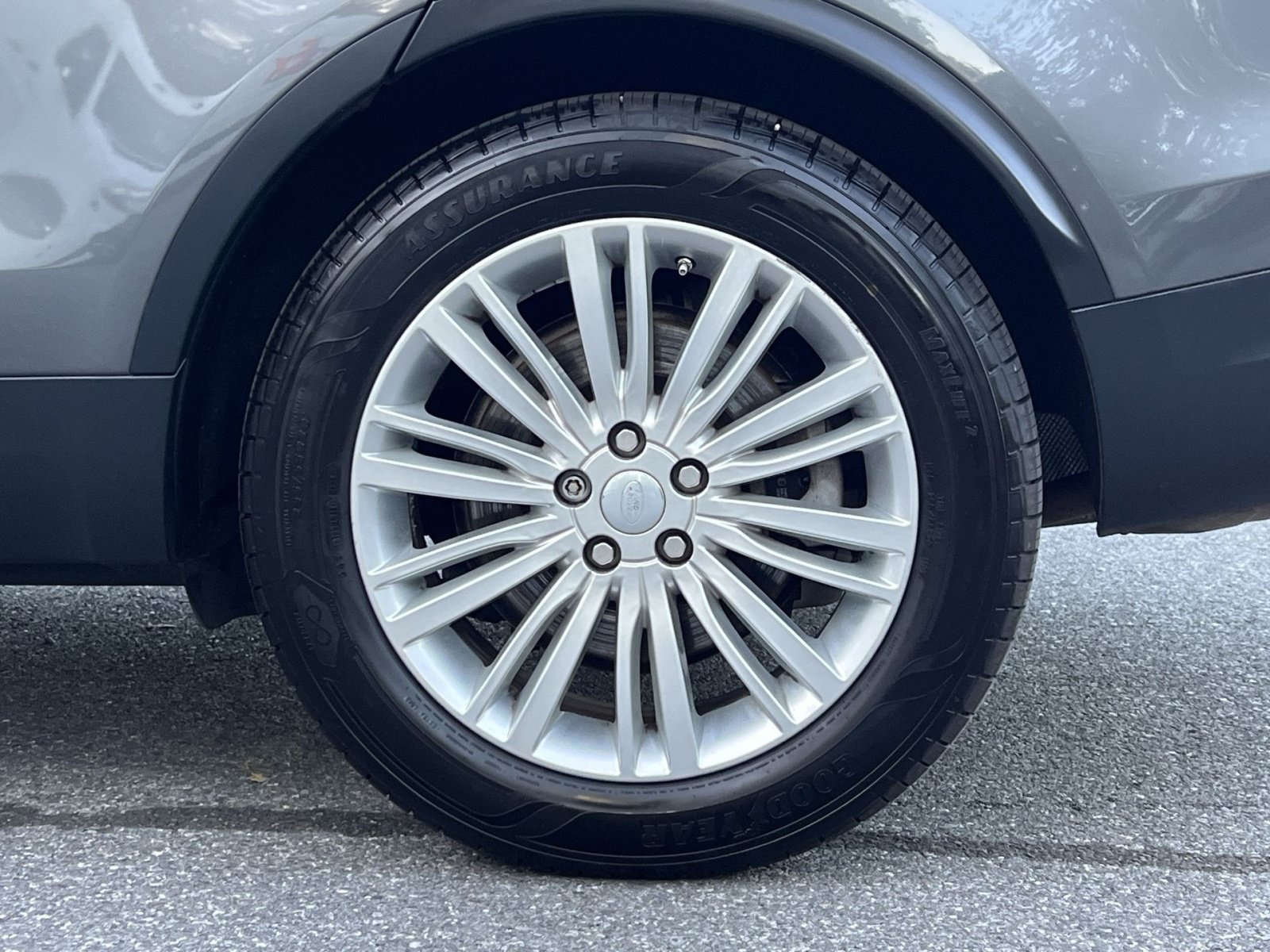 Used 2019 Land Rover Discovery SE AWD/4WD image 17