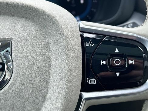 Used 2023 Volvo XC60 B5 Core image 24